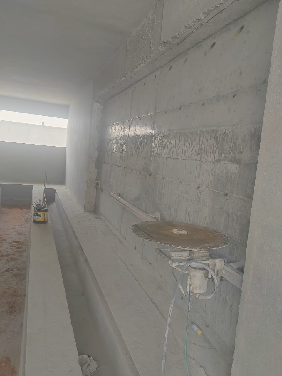 قص جدران بالمنشار